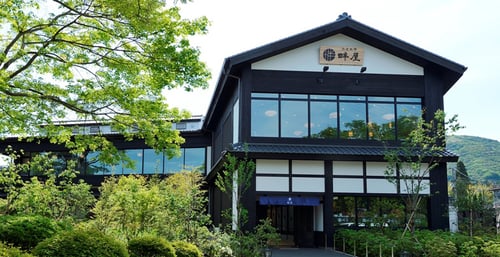 25. Enjoy a lakeside meal at Hitoriya