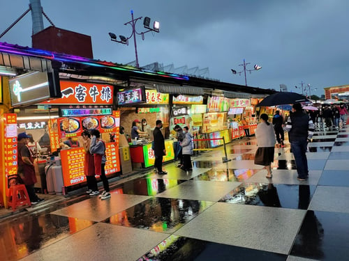 28. Check out the Dongdamen Hualien Night Market