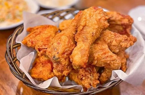 A bowl of fried chicken from Ddobagi Chicken