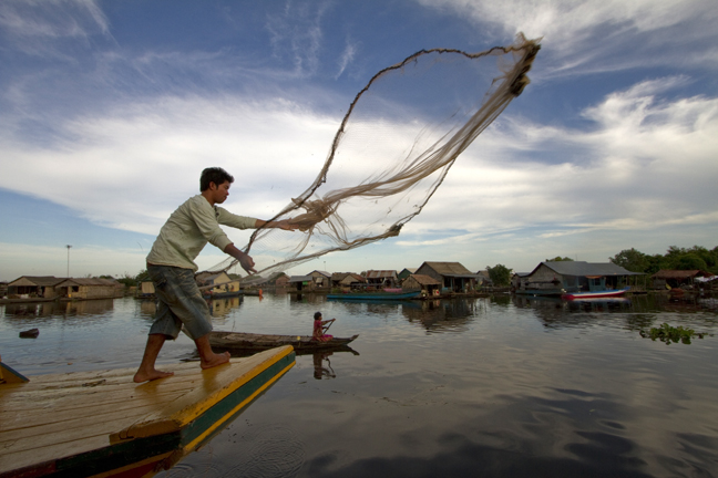 A local resident throwing the fishing net into the lake