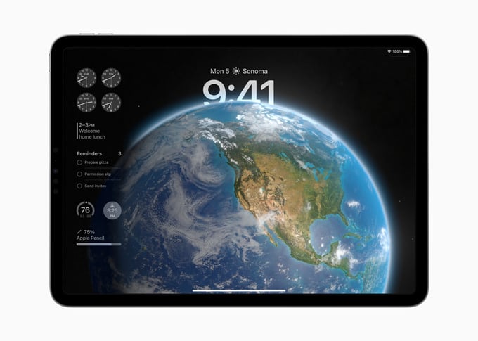 Apple-WWDC23-iPadOS-17-Lock-Screen-Earth-with-widgets-230605_big.jpg.large