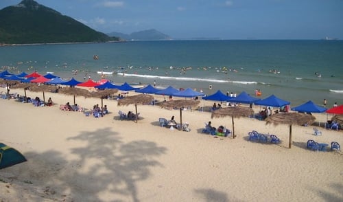 Bask in the sun on Xichong Beach, one of Shenzhen’s tourist attractions.