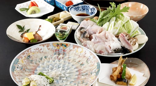 Cooked and raw fugu fish dishes served at Shunpanro, Tokyo
