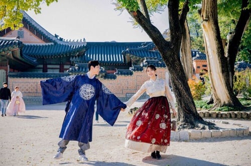 Couple dressed in traditional hanbok at Gyeongbokgung Palace