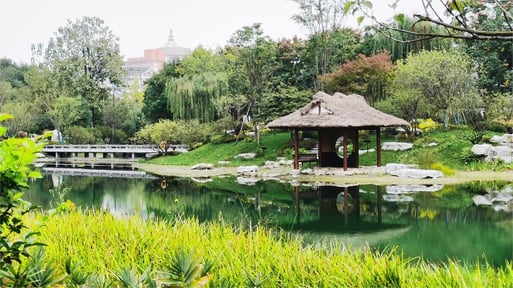 Couples can enjoy a romantic boat ride at Huanhuaxi Park, a serene attraction in Chengdu.