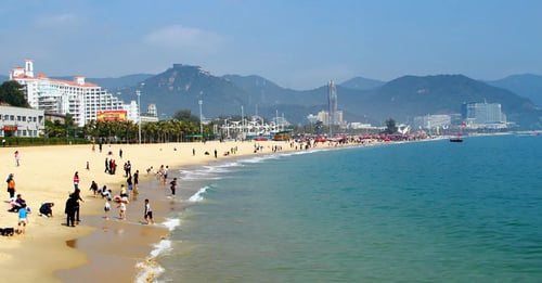 Couples find the sights and tropical ambience at Dameisha Beach a fun thing to do in Shenzhen.