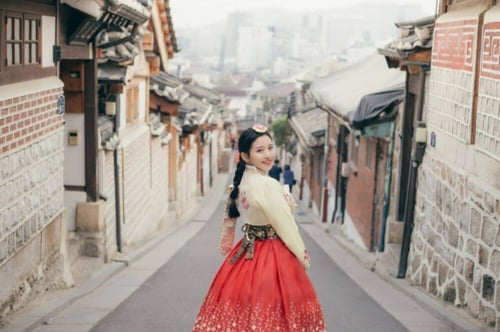 Girl dressed in a hanbok