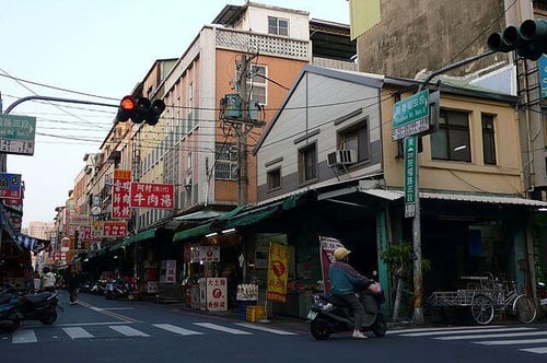 Guohua Street offers a wide variety of local snacks and dishes.