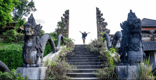 If you not sure what to do in Bali, try visit the abandoned Ghost Palace Hotel like this tourist