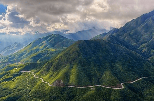 O Quy Ho Pass, a scenic mountain pass in Sapa, Vietnam, offering breathtaking views of the surrounding valleys and mountains.