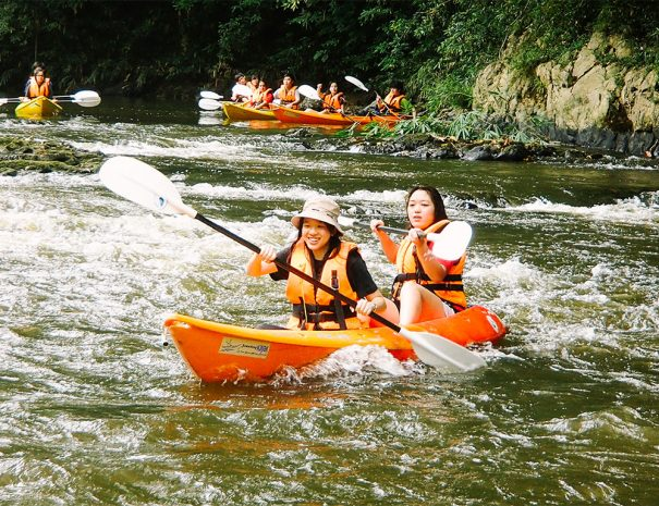 Participants of Semadang Kayak navigating the river