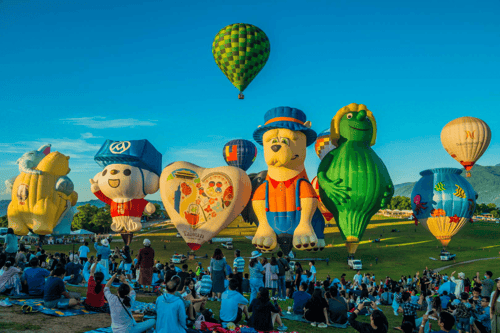 People admiring the fun balloons at the Taiwan International Balloon Festival held in Taitung