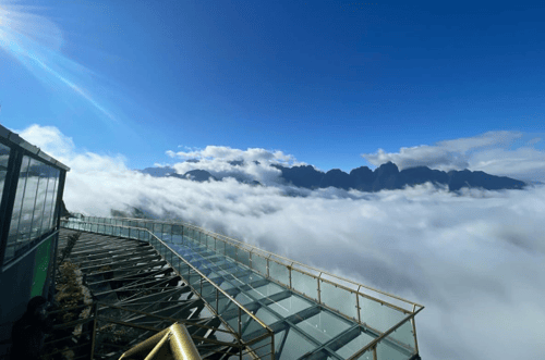 Rong May Glass Bridge, a must-see tourist attraction in Sapa, Vietnam, offering panoramic views of the valley below.