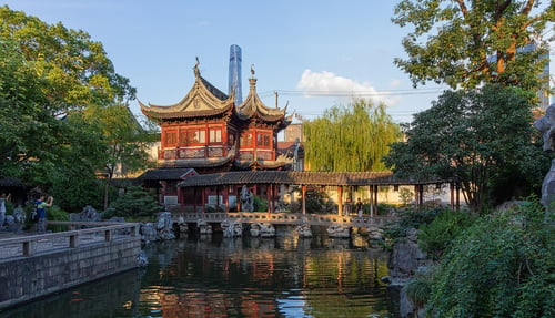 Shanghai attractions Wander through the tranquil beauty of Yu Garden, a classic example of Ming Dynasty landscaping