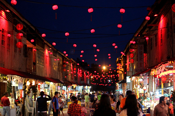 The Siniawan Night Market comes alive on weekends to the delight of food lovers and locals alike