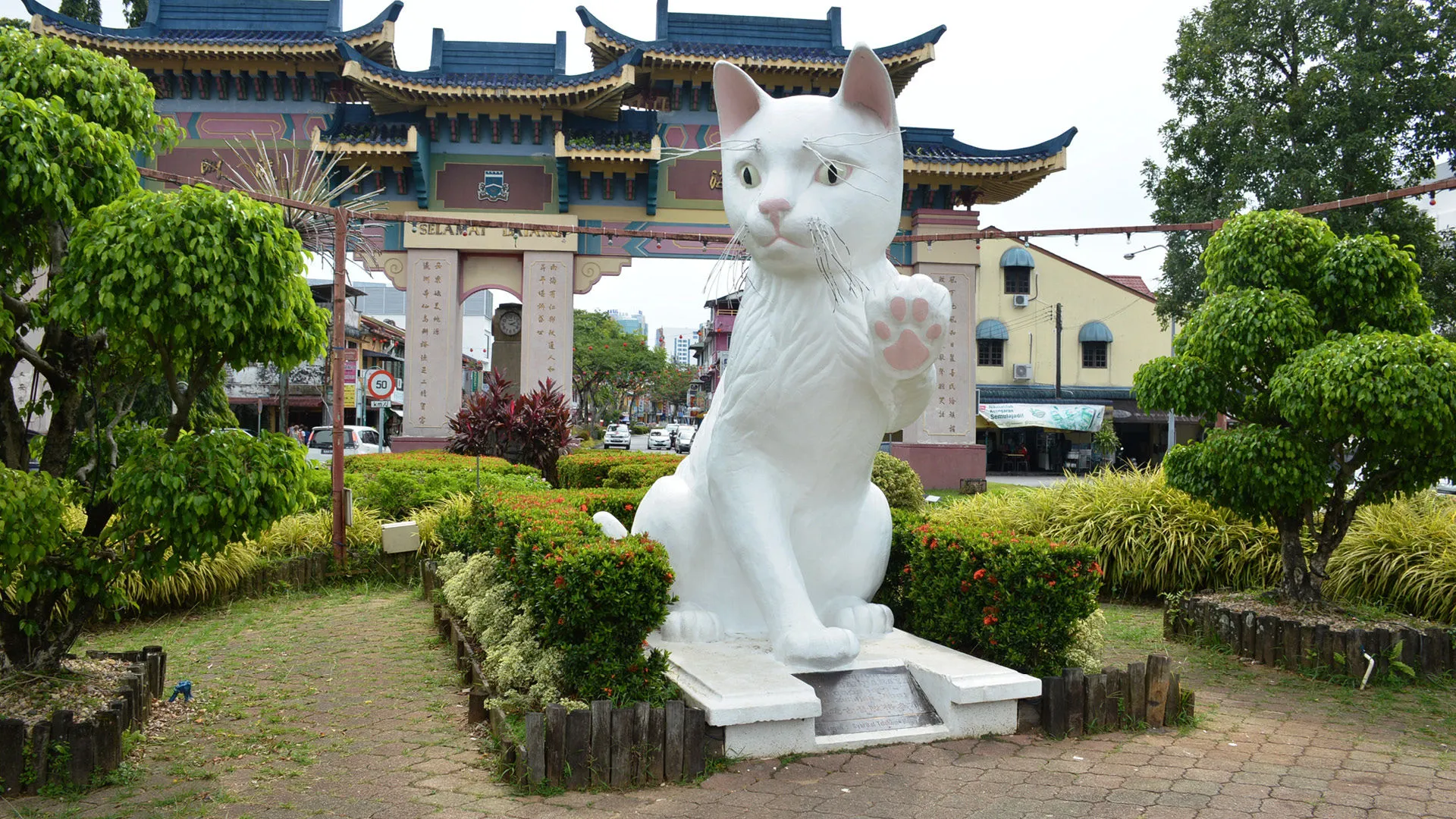 The iconic cat statue at Jalan Padungan