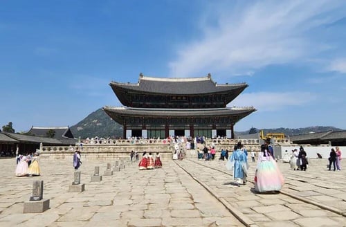 View of Gyeongbokgung Palace with visitors