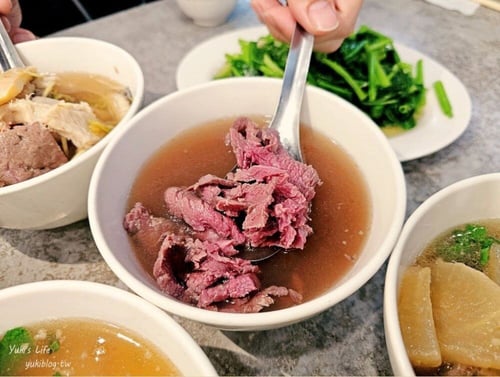 Wen Zhang Beef Soup serves fresh and tender beef soup.