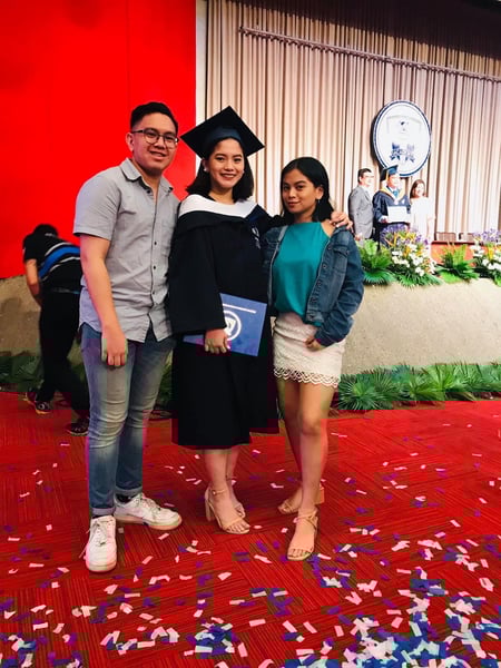 how to finance your child's college education - college graduate with siblings how to finance your child's college education - college graduate with siblings