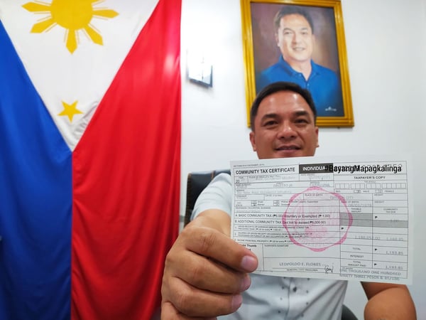 how to get a cedula - mayor holding a cedula how to get a cedula - mayor holding a cedula