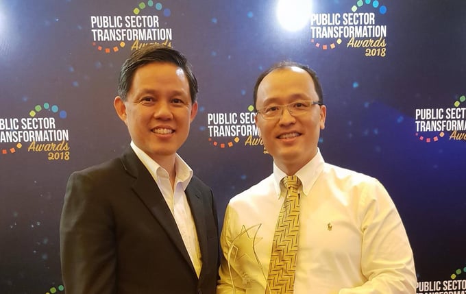 Loo Cheng Chuan (right) awarded a Public Sector Transformation Award by Minister Chan Chun Sing. Source: Loo Cheng Chuan's Facebook Page