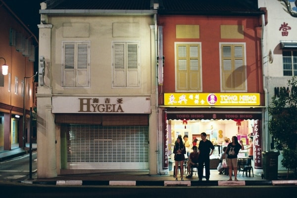 people waiting for transport pick up in front of a restaurant - SingSaver