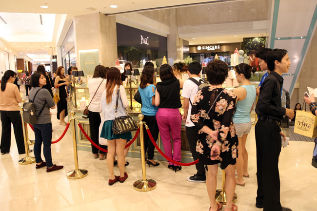 singaporeans-queuing