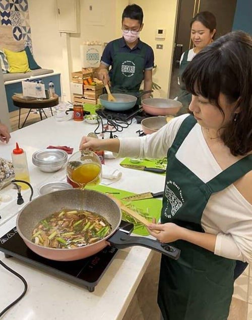 cooking class attendees doing fun activities things to do in taipei