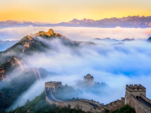 morning fog passes through the great wall of china