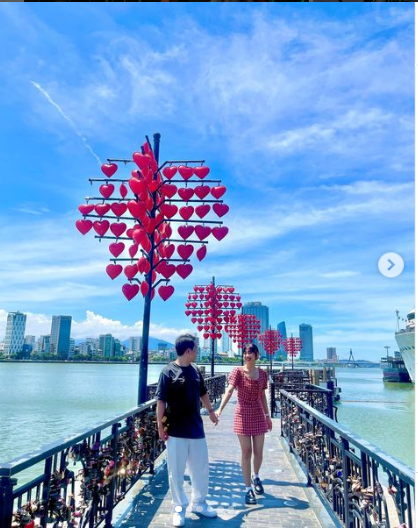 romantic activities to do in hanoi love bridge padlocks