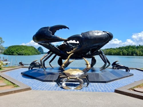 the giant black crab staute, an attraction in krabi