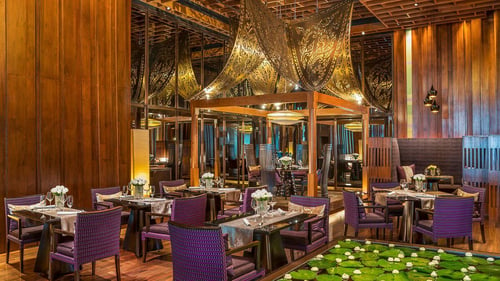 tourist dining attraction in bangkok with elegant dining setups