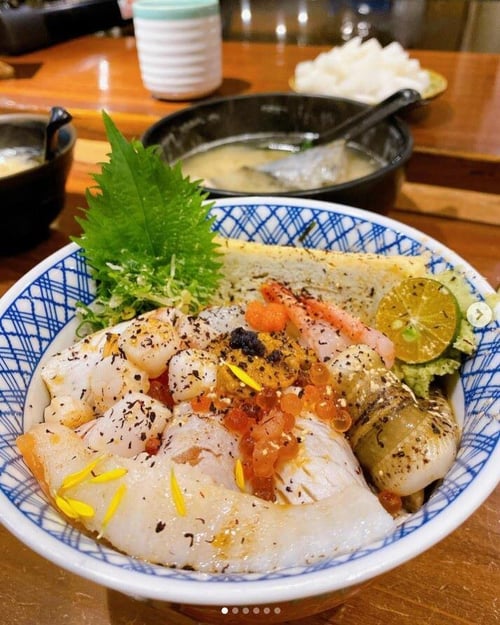 tourist eating food to eat in taipei manjedad donburi