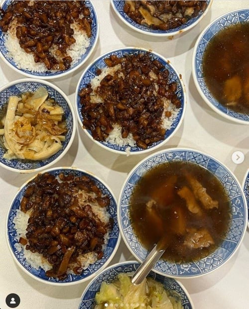 tourist eating food to eat in taipei wangs broth lu rou fan