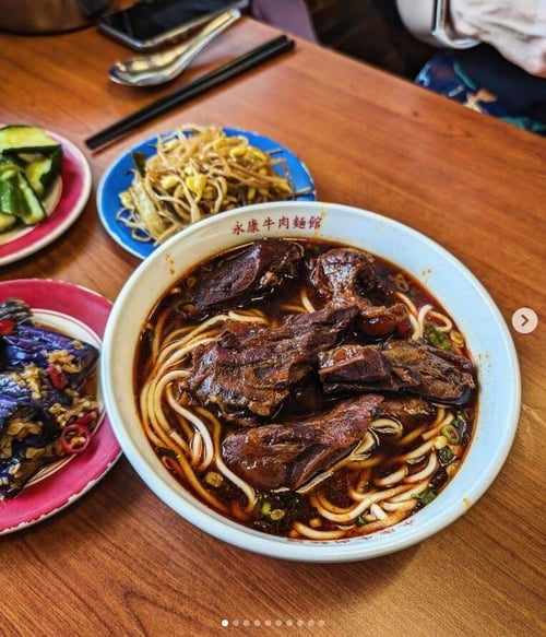 tourist eating food to eat in taipei yong kang beef noodles