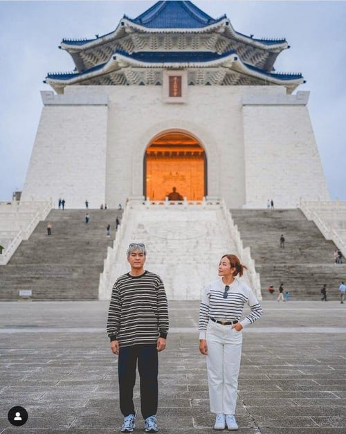 tourists doing cultural things to do in taipei chiang kai shek memorial hall