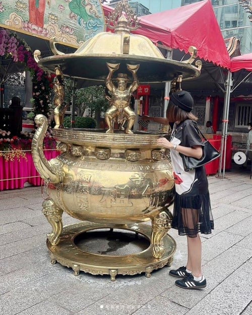 tourists doing cultural things to do in taipei longshan temple